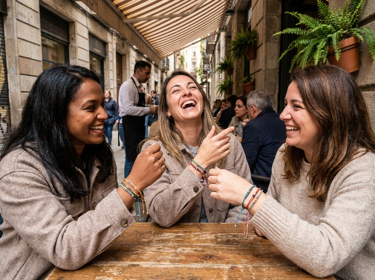 Trois femmes riant avec bracelets cordes lors d